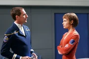 T'Pol (Jolene Blalock, r.) freut sich f&uuml;r Archer (Scott Bakula, l.), der f&uuml;r seine Verdienste geehrt wird ...