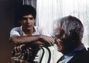 Matt (Matthew Laborteaux, l.) k&uuml;mmert sich aufopferungsvoll um seinen Gro&szlig;vater Harry (Lew Ayres, r.).