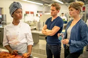 Dominik Morgenstern (Joscha Kiefer, m.) und Resi Schwaiger (Mersiha Husagic, r.) befragen Mercy Okobi (Melodie Wakivuamina, l.) in der K&uuml;che.
