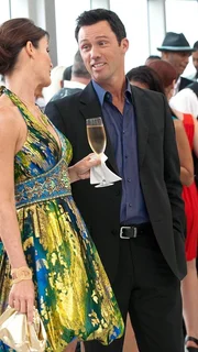 Michaels (Jeffrey Donovan) neue Klientin hat den Verdacht, dass einer ihrer Mitarbeiter Geld unterschl&auml;gt. Auf einer Modeparty spioniert er gekonnt alle Anwesenden aus.