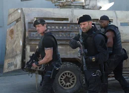 Ein starkes Team von K&auml;mpfern, perfekt aufeinander eingespielt: Barney Ross (Sylvester Stallone, l.), Lee Christmas (Jason Statham, M.) und Hale Caesar (Terry Crews, r.) ...