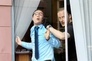 Achim Buchert (Martin Butzke) zwingt Sascha Schmidt (Frederick Lau, li.), die Geldforderungen der Geiselnehmer zu &uuml;bermitteln.