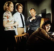 Im B&uuml;ro des Kommissars Keller (Erik Ode, 2.v.r.) ist Pasche (Andreas Seyferth, r.) zusammengebrochen. Wissen Helga Lauer (Emely Reuer, l.) und Harry Klein (Fritz Wepper, 2.v.l.) Pasche mit dem Verschwinden des unbekannten Toten aus dem G&uuml;terzug in Zusammenhang zu bringen?