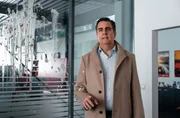 Hajo Siewers (Bastian Pastewka) wird im Autohaus entlassen.