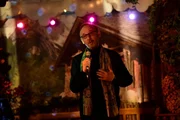 Schaller (Alexander Held) singt beim Karaoke-Abend den Oldie Die Frau mit dem einsamen Herzen . Schaller (Alexander Held) singt beim Karaoke-Abend den Oldie Die Frau mit dem einsamen Herzen .