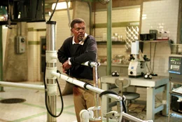 Finanzier Russell Franklin (Samuel L. Jackson) will sich vor Ort &uuml;ber den Fortschritt der Experimente informieren.