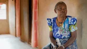Maria Mbano gedenkt dem get&ouml;teten Songea Mbano und dessen Sch&auml;del, der geraubt wurde.