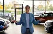 Hajo Siewers (Bastian Pastewka) ist mit Leib und Seele Autoverk&auml;ufer. Um seine Kunden zu &uuml;berzeugen, greift er auch gerne mal zu charmanten Unwahrheiten.