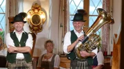 Die Aberseer Pascher musizieren in der Gaststube.