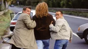 Tom (Rene Steinke, li.) und Semir (Erdogan Atalay) retten eine unbeteiligte Autofahrerin (Komparsin) vor einem heranrasenden LKW.