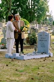 Durch Henrys Unfall muss Cecil Stockton (G&uuml;nther Schramm) sein lang geh&uuml;tetes Geheimnis l&uuml;ften. Zusammen mit seiner Frau Emily (Karin Dor) begibt er sich auf die Spuren der Vergangenheit.