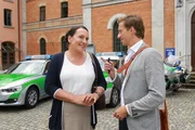 Controller Andi Lorenz (Benedikt Blaskovic, r.) m&ouml;chte wissen, wie Marianne Grasegger (Ursula Maria Burkhart, l.) in den aktuellen Fall verwickelt ist.