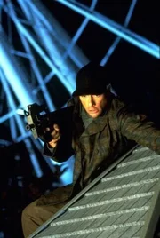 Auf einem n&auml;chtlichen Jahrmarkt will Quinn (Jean-Claude Van Damme) die Falle zuschnappen lassen ...