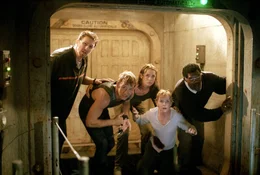 Tom Scoggins (Michael Rapaport, l.), Carter Blake (Thomas Jane, 2.v.l.), Dr. Susan McAlester (Saffron Burrows, M.), Janet Winters (Jacqueline McKenzie, 2.v.r.) und Russell Franklin (Samuel L. Jackson, r.) checken die Lage.
