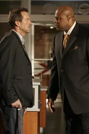 Vogler (Chi McBride , r.) setzt alles daran, House (Hugh Laurie, l.) endlich loszuwerden ...