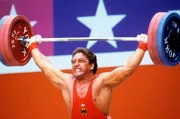 Gewichtheber Rolf Milser gewinnt bei den Olympischen Spielen in Los Angeles die Goldmedaille.