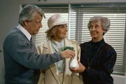 Eberhard (Stefan Orlac) bittet Frau Tenstaag (Mady Rahl, M.) um eine Spende f&uuml;r die Kaffeekasse, die ihr Frau Glaubrecht (Gudrun Genest, r.) schon hinh&auml;lt.