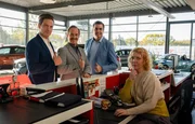 Das Team des Autohauses: Alexander Ludwig (Holger Stockhaus, l.), Mike H&ouml;lter (Niels Bruno Schmidt, 2. v. l.), Hajo Siewers (Bastian Pastewka, 2. v. r.) und Birgit K&ouml;hlmeier (Lina Beckmann, r.)
