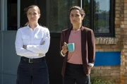 Paula Sprenger (Sarina Radomski) und Jasmin Sayed (Sesede Terziyan) machen sich vor der Wache Sorgen um Marlene Weber, deren Vater in einen Fall verwickelt ist.