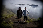 Vince (l.) und Tim (r.) am Kraterrand des 2.850 Meter hohen Vulkans Tambora auf Sumbawa.