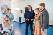 Andrea Keller (Nicole Ernst, 2.v.r.) und Stefan Keller (Marc Dresander, r.) machen Celina (Lea Freund, l.) heftige Vorw&uuml;rfe. W&auml;hrend Ella (Ines Quermann, 2.v.l.) versucht ihrer Tochter beizustehen, beh&auml;lt Polizist Chris Friedrichs (Oliver Clemens, M.) die Situation im Blick.