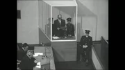 Adolf Eichmann im Glaskasten mit drei Polizisten, Verteidiger Dr. Robert Servatius und sein Assistent (links).