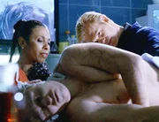 In der Gerichtsmedizin untersuchen Alexx (Khandi Alexander) und Horatio (David Caruso) den Toten. Sie drehen ihn herum und schauen sich die Stichverletzungen an, um die Todesursache zu ermitteln.