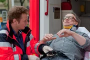 Haase (Fabian Harloff, l.) l&auml;sst den verletzten Theaterregisseur (Hannes Hellmann, r.) ins EKH bringen ...