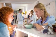Meike und Kiki regen sich &uuml;ber die neue Stationsleitung auf. Unterdes flirtet Dr. Jan K&uuml;hnert schamlos mit Nadine, der neuen Stationsleitung.