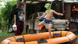 Arm, aber happy: Finns (Tilman D&ouml;bler) Zuhause ist ein Abenteuerspielplatz. Mutter Peggy (Anna Thalbach) mit dem Siebenj&auml;hrigen.