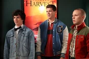 Axl (Charlie McDermott, l.) heuert im Kino an, wo er eine Chefin bekommt, die zwar super hei&szlig; ist und seine Kumpels Sean (Beau Wirick, M.) und Darrin (John Gammon, r.) stark beeindruckt, aber auch leider super inkompetent ist ...