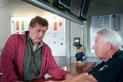 Sichtlich angeschlagen meldet sich Hans (Bruno F. Apitz, l.) nach einer durchzechten Nacht bei Wolle (Harald Maack, r.) zum Dienst.