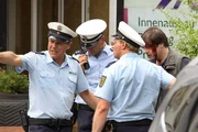 ARD/SWR EIN TODSICHERER PLAN, FilmMittwoch im Ersten, Fernsehfilm Deutschland 2014, Buch: Holger Karsten Schmidt, Regie: Roland Suso Richter, am Mittwoch (14.05.14) um 20:15 Uhr im ERSTEN. Polizeihauptmeister Witt (Rainer Furch) hat den Fahrer Chris M&uuml;ller (Wojo van Brouwen) in Gewahrsam genommen und versucht nun die Situation zu befrieden.