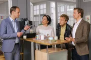Stockl (Marisa Burger, 2.v.l.), Mohr (Max M&uuml;ller, 2.v.r.) und Lorenz (Benedikt Blaskovic, r.) sind &uuml;berrascht, als Seitz (G&aacute;bor Biedermann, l.) pl&ouml;tzlich im Kommissariat auftaucht.