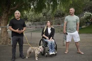 Cesar Millan spricht mit Chelsie und Jay und ihrem Hund Bailey im Dog Psychology Center. (National Geographic)