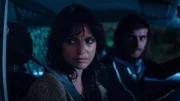 Kathrin (Luise Befort) und ihr Cousin Nico (Reinout Scholten van Aschat) verfolgen Hannibal im Auto.