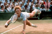 Der 17-j&auml;hrige Boris Becker hechtet w&auml;hrend des Turniers in Wimbledon hinter einem Ball her.