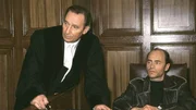 Staatsanwalt Lotze (Henry van Lyck, li.) nimmt den Angeklagten M&ouml;ller (Dietmar M&ouml;ssmer) in die Mangel.