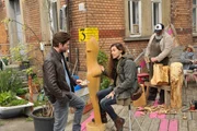 Jo Stoll (Peter Ketnath, l.) befindet sich auf der Suche nach dem unbekannten Stra&szlig;enmusiker. Dazu befragt er ein paar K&uuml;nstler, die ihm weiterhelfen k&ouml;nnen.