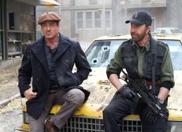 Barney Ross (Sylvester Stallone) und Booker (Chuck Norris, re.) kennen sich von fr&uuml;her.