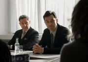 Sven Lebert (Nils Strunk, r.) und sein Anwalt Frank Baum (Johannes Zeiler, l.) versuchen der Staatsanwaltschaft die Strukturen und Business Modells der Firma zu erkl&auml;ren.