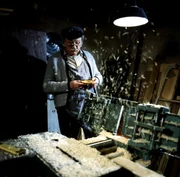 Meister Eder (Gustl Bayrhammer) in seiner Werkstatt.