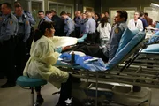 In der Notaufnahme geht es drunter und drüber, als nach einem Raubüberfall mehrere Polizisten eingeliefert werden. Callie (Sara Ramirez, vorne l.) versucht alles, um das Bein von Dan (Kevin Alejandro, vorne r.) zu retten, doch hat sie überhaupt eine Chance? In der Notaufnahme geht es drunter und drüber, als nach einem Raubüberfall mehrere Polizisten eingeliefert werden. Callie (Sara Ramirez, vorne l.) versucht alles, um das Bein von Dan (Kevin Alejandro, vorne r.) zu retten, doch hat sie überhaupt eine Chance?