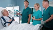 Die &Auml;rzte der Sachsenklinik: Bernhard Bettermann als Dr. Martin Stein (2. v.l.), Andrea Kathrin Loewig als Dr. Kathrin Globisch (2. v.r.), Thomas R&uuml;hmann als Dr. Roland Heilmann (r.); In aller Freundschaft Staffel 26