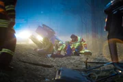 Landstrasse/Unfallstelle. Falk kommt an der Unfallstelle an. V.l.: Falk (Bert Tischendorf), Benni (Lion Wascyk), Lena (Xenia Georgia Assenza), Fritzi (Inez Bjorg David), Elena (Komp.)