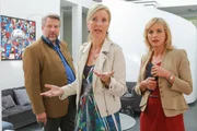 Die Rosenheimer Ermittler Anton Stadler (Dieter Fischer, l.) und Verena Danner (Katharina Abt, r.) vermuten, dass Charlotte Rehlinger (Katarina Klaffs, M.) nicht die ganze Wahrheit erz&auml;hlt.