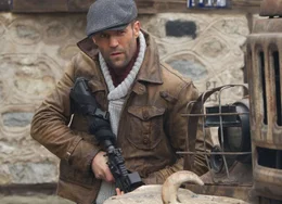 Lee Christmas (Jason Statham) geh&ouml;rt zur Truppe der eisenharten M&auml;nner, die die t&ouml;dliche Schlacht &uuml;berlebt haben, um nun von ihrem Anf&uuml;hrer Barney Ross erneut auf eine lebensgef&auml;hrliche Mission geschickt zu werden ...