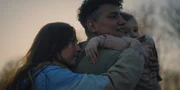 Nadine f&uuml;hlt sich sicher in ihrer Liebe zu Paul. Von links: Nadine (Aenne Schwarz), Mica (Skyla Theissen) und Paul (Youness Aabbaz)