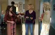 L-R: Haley Dunphy (Sarah Hyland), Claire Dunphy (Julie Bowen), Farrah (Rachel Bay Jones)