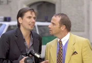 Der M&ouml;chtegern-Reporter Tom Diwald (Michael M&auml;rtens, links) und der Journalist Carsten Geyer (Alexander Held) erschweren die Ermittlungsarbeit der Polizei durch Indiskretion.